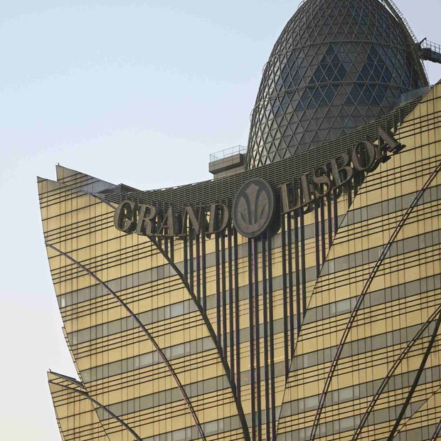 金色几何立面的建筑仰拍外观